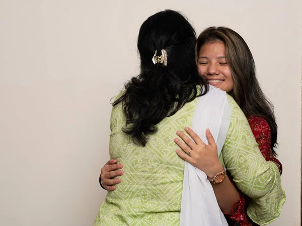 Młoda Hinduska Dziewczyna Przytula Matkę Miłością Czując Się Szczęśliwa Koncepcja — Zdjęcie stockowe