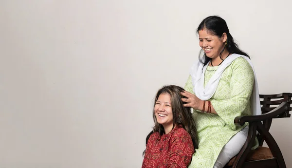 Uma Menina Indiana Recebendo Sua Massagem Cabeça Por Sua Mãe Imagens De Bancos De Imagens