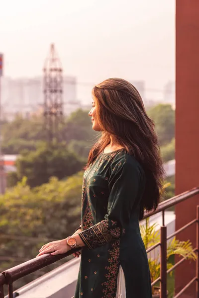 Chica Joven Pie Balcón Durante Atardecer Disfrutando Hermosa Vista Ciudad — Foto de Stock