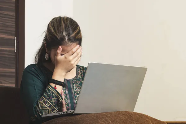 Jovem Indiana Trabalhando Menina Sentindo Dor Cabeça Enquanto Trabalhava Seu Fotos De Bancos De Imagens Sem Royalties