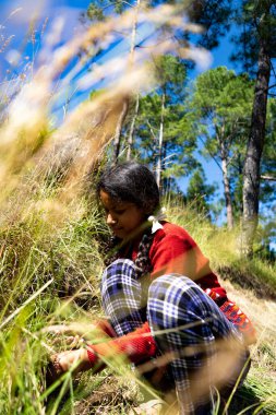 Tarlada çalışan genç Hintli çocuk, genç Hintli kadın çiftçi..