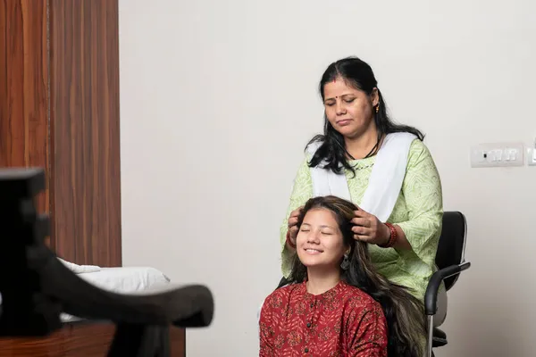Uma Menina Indiana Recebendo Sua Massagem Cabeça Por Sua Mãe Fotos De Bancos De Imagens