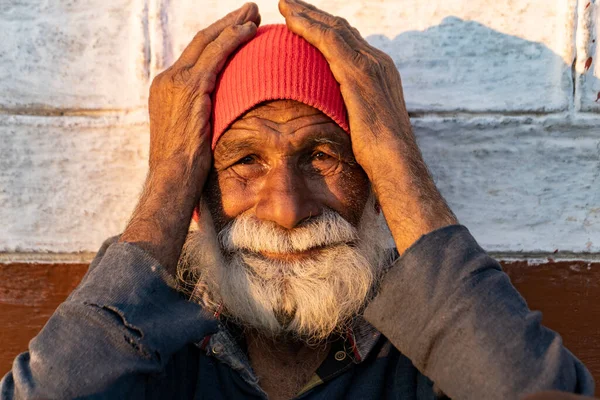 Egy Öreg Indián Férfi Portréja Ráncokkal Arcán Kezében Arcával Napfényben — Stock Fotó