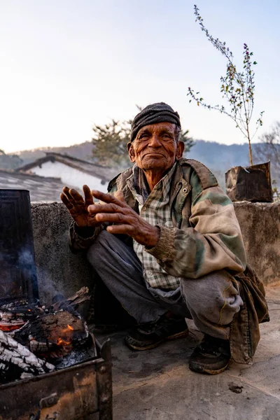 Almora Uttarakhand Jaunary 2022 Old Man Sitting Rugged Clothes Soaking Fotos De Bancos De Imagens