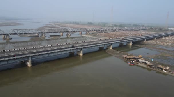 ガンジス川またはガルフ ムクテシュワーラに位置するガンガ川の上の空飛ぶ橋の眺め インドでは橋が架かっているが — ストック動画