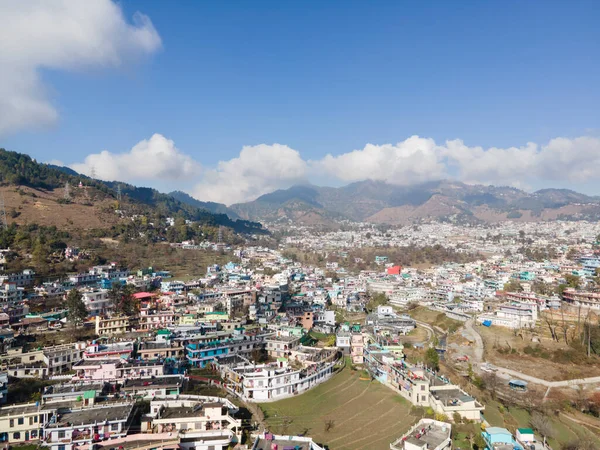Pithoragarh 'ın havadan görünüşü. Dağların arasındaki bir şehrin insansız hava aracı görüntüsü..