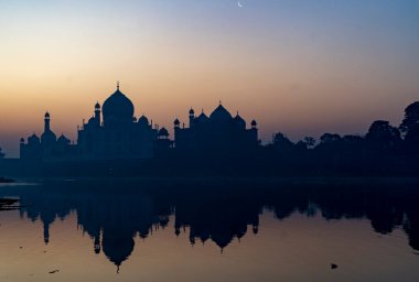 aj Mahal mozolesi Yamuna nehrine yansıdı - Agra, Uttar Pradesh, Hindistan