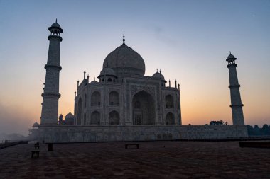 Tac Mahal, Uttar Pradesh 'in başkenti Agra' da yer alan Yamuna Nehri 'nin güney kıyısında bulunan fildişi beyazı bir mermer mozoledir..