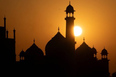 Taj Mahal, Hindistan 'ın Agra şehrinde gün batımında Yamuna Nehri' ne yansıdı. 1632 'de Babür İmparatoru Şah Cihan tarafından en sevdiği eşi Mumtaz Mahal' in mezarını saklamak için yaptırıldı..