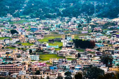 Uttarakhand Vadisi 'nde gelişmiş bir şehir görüntüsü. Bageshwar şehrinin manzara görüntüsü.