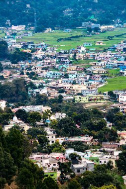 Uttarakhand Vadisi 'nde gelişmiş bir şehir görüntüsü. Bageshwar şehrinin manzara görüntüsü.