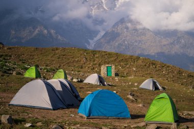 McLeodganj, Dharamshala 'daki Triund Hill' de kamp yapmak. Dharamshala 'nın güzel yürüyüşlerinden biri.