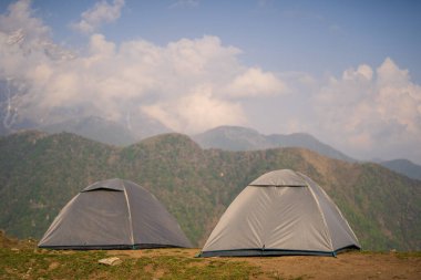 McLeodganj, Dharamshala 'daki Triund Hill' de kamp yapmak. Dharamshala 'nın güzel yürüyüşlerinden biri.