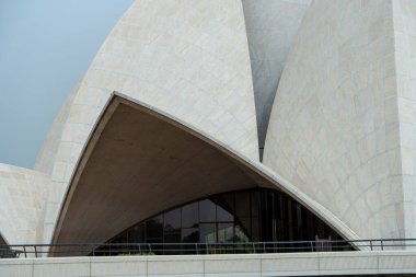 Yeni Delhi 'deki Lotus tapınağının soyut mimarisi. Dünyanın en ünlü ve ayırt edici binası..