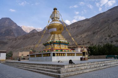 Spiti Vadisi 'ndeki küçük bir köyde büyük bir tabo manastırı. Stupa dağların arasında yer alır..
