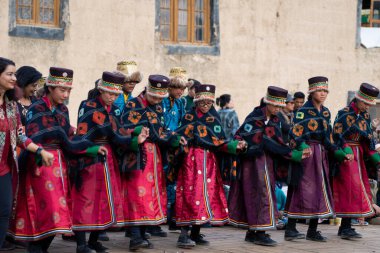 Spiti, Himachal - 29 Haziran 2022 - Yerel Spiti kabilesi Tabo Manastırı 'ndaki festivallerinde dans ediyor. Tibet Budist lamaları Himalayalar 'da maskeli dans festivali