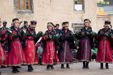 Spiti, Himachal - 29 Haziran 2022 - Yerel Spiti kabilesi Tabo Manastırı 'ndaki festivallerinde dans ediyor. Tibet Budist lamaları Himalayalar 'da maskeli dans festivali