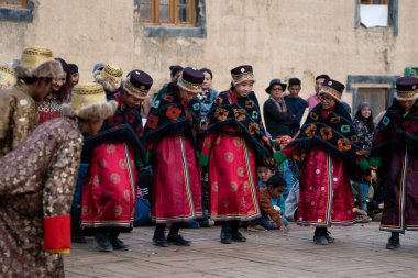 Spiti, Himachal - 29 Haziran 2022 - Yerel Spiti kabilesi Tabo Manastırı 'ndaki festivallerinde dans ediyor. Tibet Budist lamaları Himalayalar 'da maskeli dans festivali
