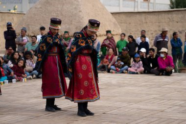 Spiti, Himachal - 29 Haziran 2022 - Yerel Spiti kabilesi Tabo Manastırı 'ndaki festivallerinde dans ediyor. Tibet Budist lamaları Himalayalar 'da maskeli dans festivali