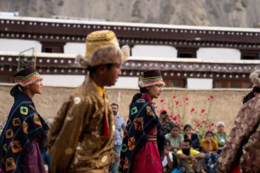 Spiti, Himachal - 29 Haziran 2022 - Yerel Spiti kabilesi Tabo Manastırı 'ndaki festivallerinde dans ediyor. Tibet Budist lamaları Himalayalar 'da maskeli dans festivali