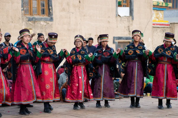 Spiti, Himachal - 29 Haziran 2022 - Yerel Spiti kabilesi Tabo Manastırı 'ndaki festivallerinde dans ediyor. Tibet Budist lamaları Himalayalar 'da maskeli dans festivali