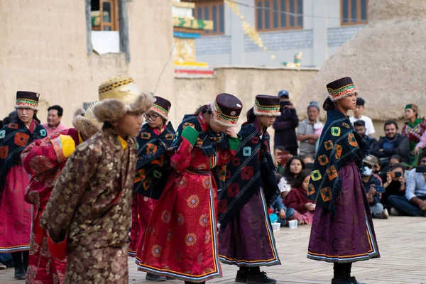 Spiti, Himachal - 29 Haziran 2022 - Yerel Spiti kabilesi Tabo Manastırı 'ndaki festivallerinde dans ediyor. Tibet Budist lamaları Himalayalar 'da maskeli dans festivali