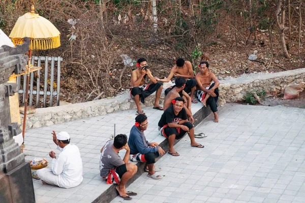 Bali Indonesia 2015 Male Kecak Dancers Wearing Red Hibiscus Flowers — Stok fotoğraf