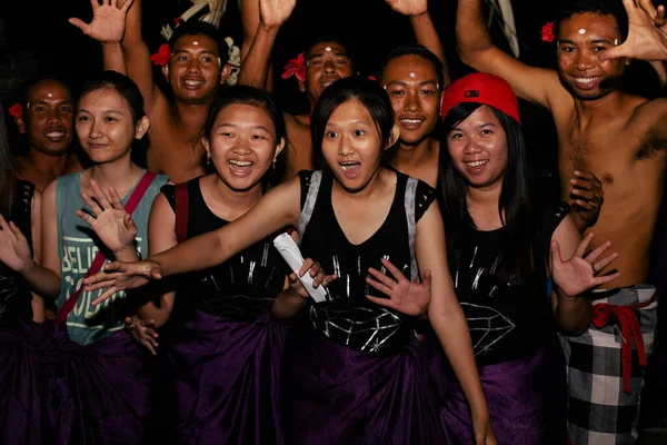 Bali Indonesia 2015 Chicas Jóvenes Tomando Fotos Con Bailarina Kecak — Foto de Stock