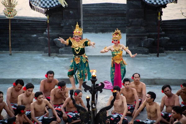 Bali Indonesia 2015 Rama Shinta Kecak Dancers Performing Fire Dance — Fotografia de Stock