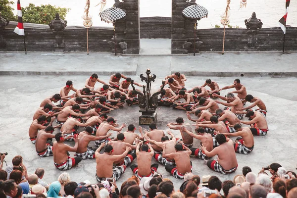 Bali Indonesia 2015 Kecak Dancers Performing Fire Dance Pura Luhur — Stockfoto