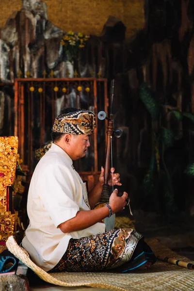 Bali Indonesia 2015 Pria Indonesia Yang Mengenakan Pakaian Tradisional Memainkan — Stok Foto