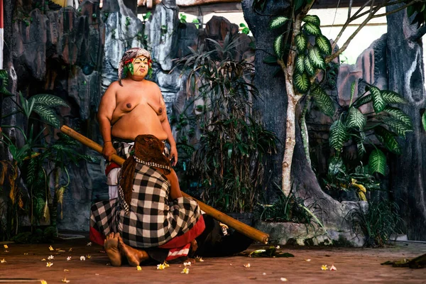 Bali Endonezya 2015 Renkli Geleneksel Kıyafetlerle Sahne Alan Bir Erkek — Stok fotoğraf