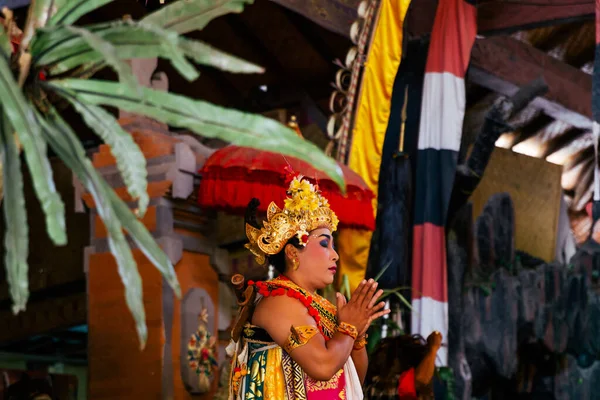 Bali Indonesien 2015 Kvinnlig Indonesisk Scenskådespelerska Som Uppträder Färgglada Traditionella — Stockfoto