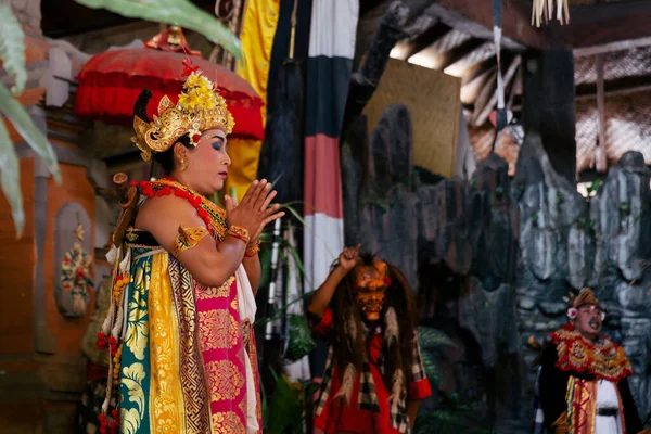 Bali Indonesien 2015 Eine Balinesische Theaterschauspielerin Tritt Farbenfroher Traditioneller Kleidung — Stockfoto