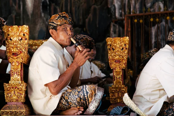 Bali Indonézia 2015 Indonéz Fiatalember Hagyományos Ruhába Öltözve Függőleges Bambuszfuvolán — Stock Fotó