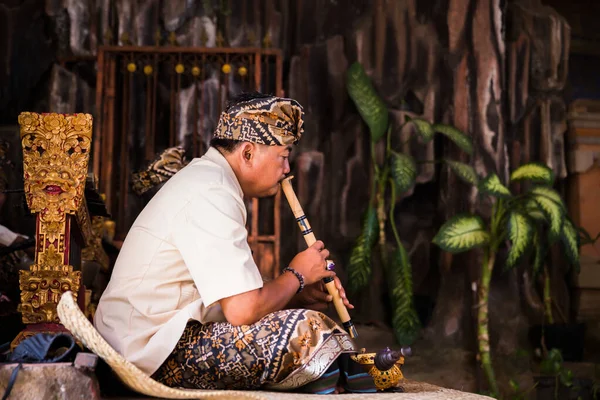 Bali Indonézia 2015 Indonéz Zenész Hagyományos Ruhába Öltözve Függőleges Bambuszfuvolán — Stock Fotó