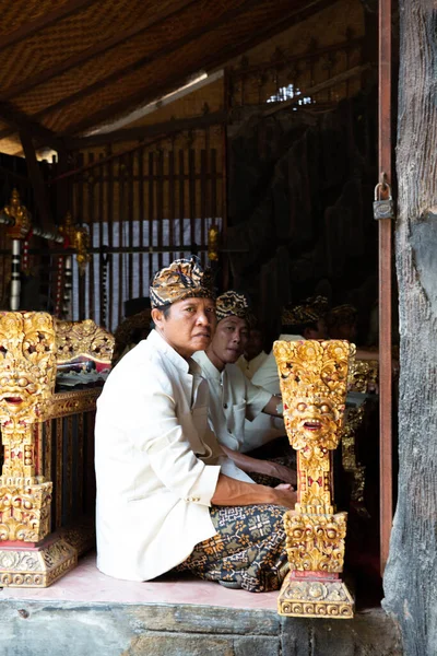 Bali Indonésia 2015 Homens Indonésios Vestidos Com Roupas Tradicionais Com — Fotografia de Stock