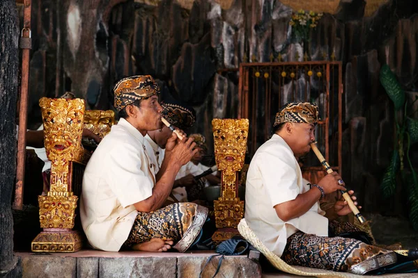 Bali Endonezya 2015 Endonezyalı Erkekler Geleneksel Kıyafetler Giyip Dikey Bambu — Stok fotoğraf