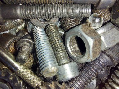 Kirli somunlar ve cıvatalar, bir kutunun içinde, üst manzara