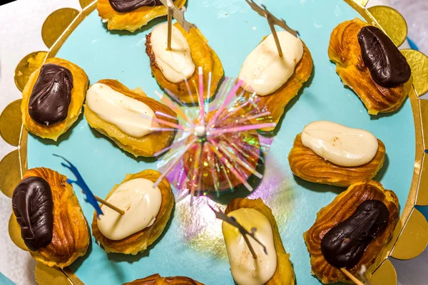 Mavi tabakta keklerin üstünde mavi kral tacı, üst manzara.