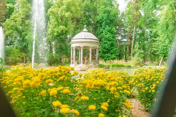 Hermoso Monumento Parque Relajarse Concepto Lleno Naturaleza Verde Alrededor Hermoso — Foto de Stock