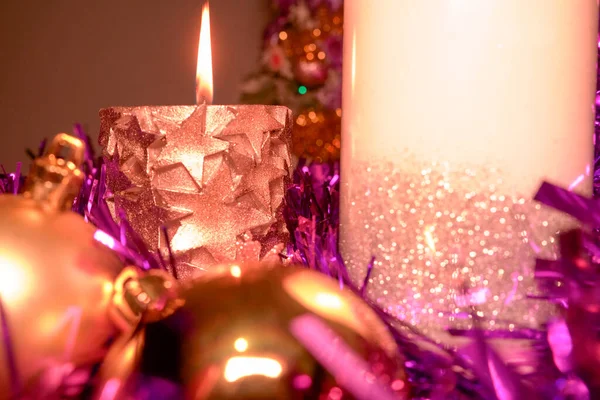 蜡烛和圣诞装饰与黄金圣诞球 — 图库照片
