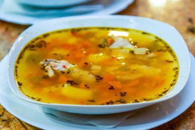 Bir kase tavuk çorbası, yakın görüş.