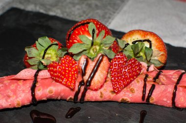 Çikolatalı Çilekli Fajitas, manzarayı kapat.