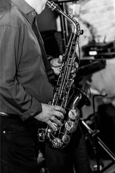 Mann Spielt Saxofon Schwarz Weiß Foto Nahaufnahme — Stockfoto