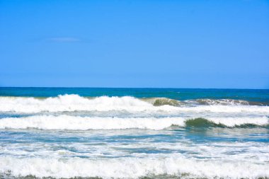 Güzel mavi renkler ve bulutlu gökyüzü sunan denizin güzel manzarası.