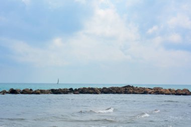 Güzel mavi renkler ve bulutlu gökyüzü sunan denizin güzel manzarası.