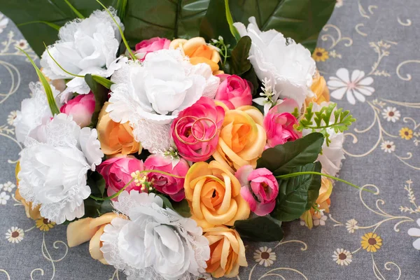 Anelli Nuziali Bouquet Fiori Gialli Rosa Bianchi — Foto Stock
