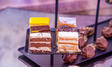 Siyah tabakta çeşitli kekler.