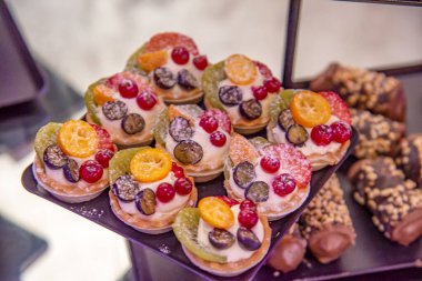 Kahverengi tabakta çeşitli kekler.